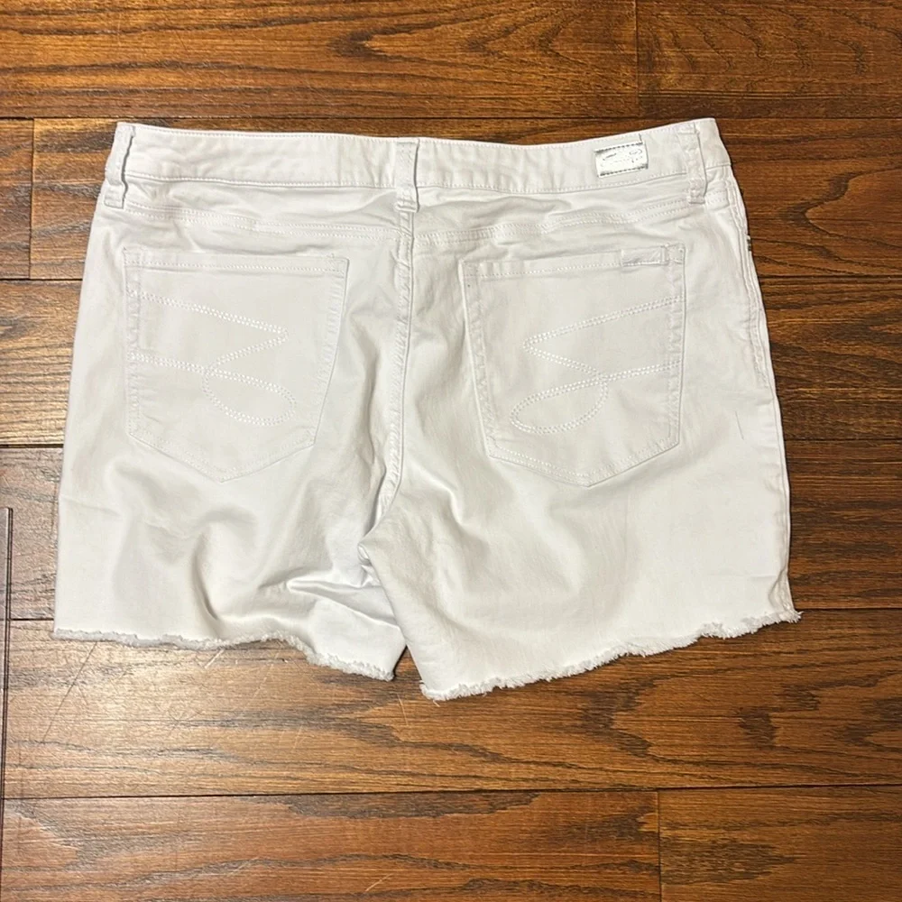 Seven7 White Denim Shorts "Weekend Shorts" Size 16 - Picture 8 of 9